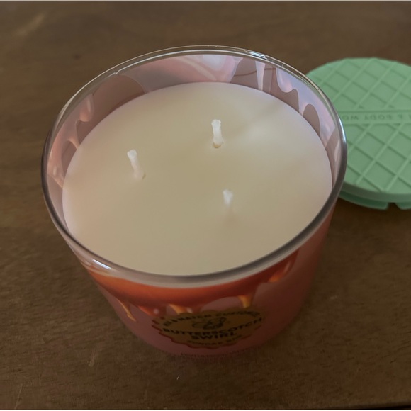 NEW Bath & Body Works Butterscotch Swirl 3 wick candle NEW - Picture 2 of 3